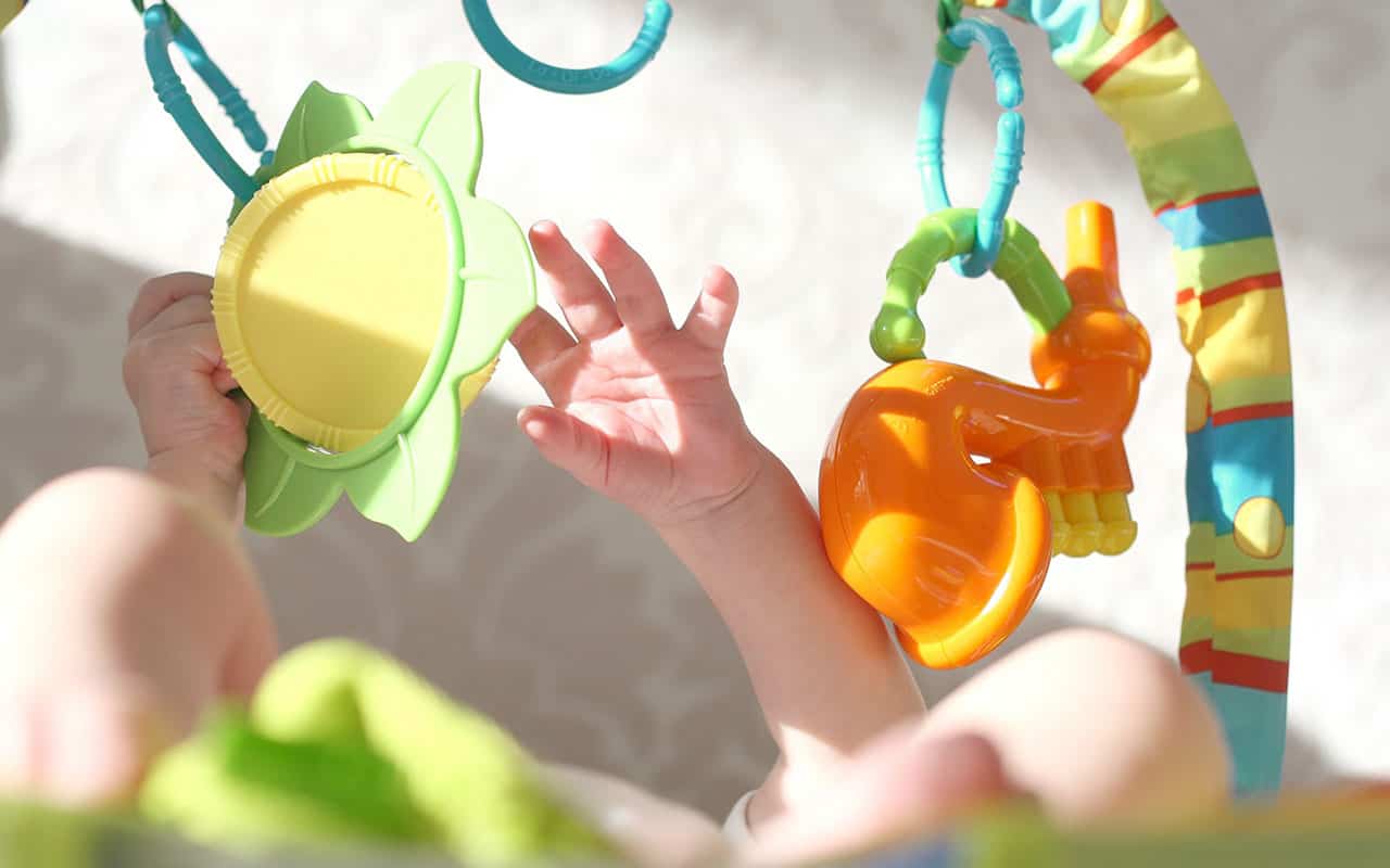Baby greift Spielzeug - Zielgruppe Sozialpädagogische Familienhilfe